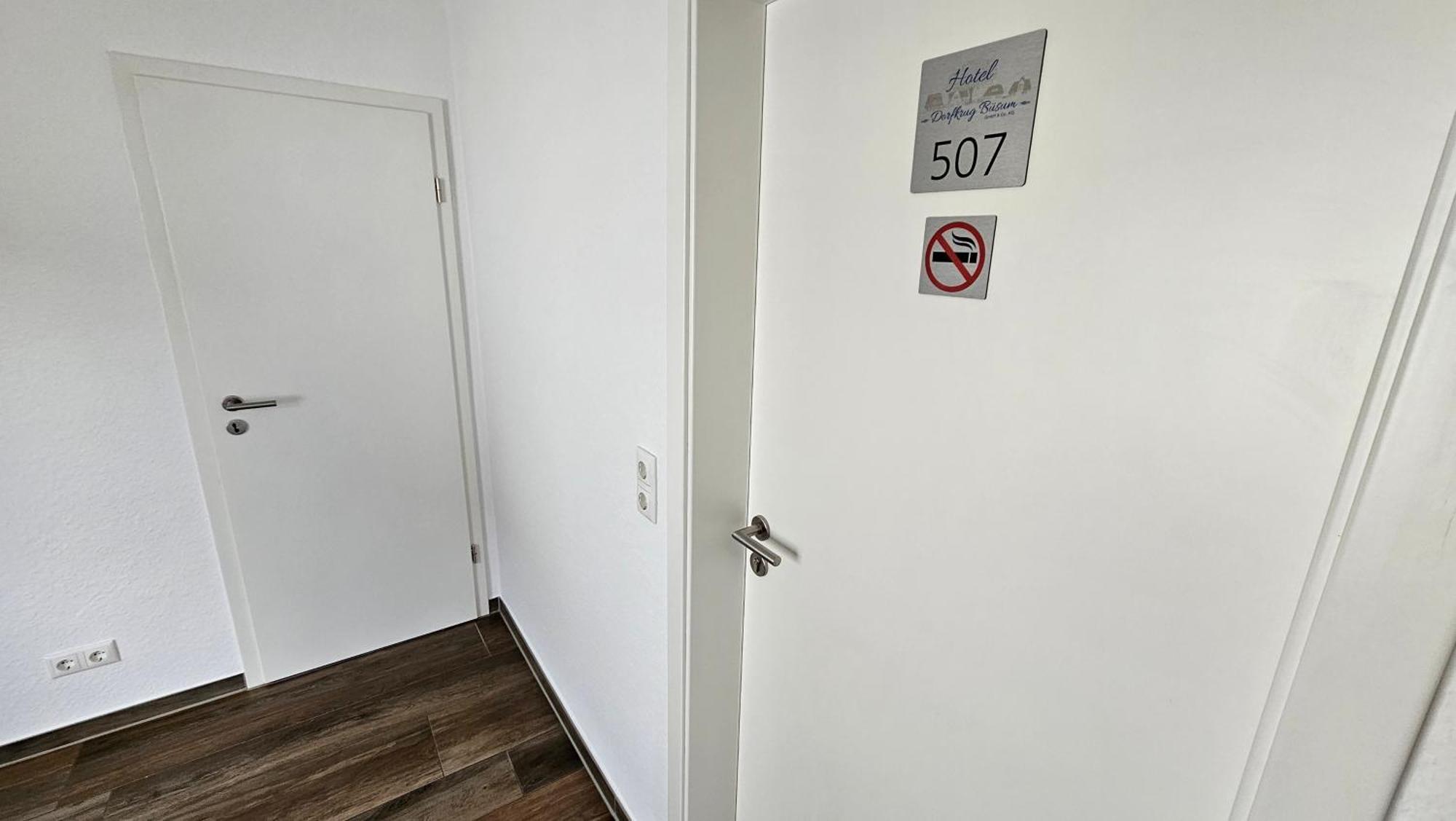 Hotel Dorfkrug Büsum - günstige Altbauzimmer Am Oland Exterior foto